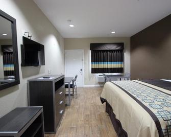 Scottish Inn & Suites - Baytown - Bedroom