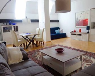 Donaustauf/Ferienwohnung Petrina Donaustauf - Donaustauf - Sala de estar