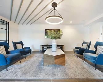 Spacious Milpitas 2BR w/ W/D, Parking & Gym, near highways, by Blueground - Milpitas - Living room