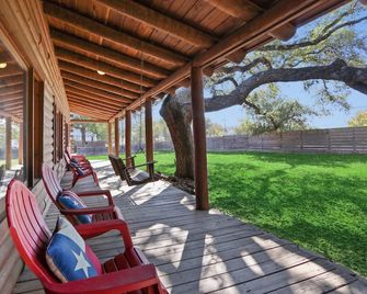 Resort Suite Across the Street from Market Days - Sleeps 4! - Wimberley - Terasa