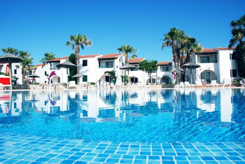 أبارتامنتوس فيستابيكاس - ثيوداديلا دي منورقة - حوض السباحة