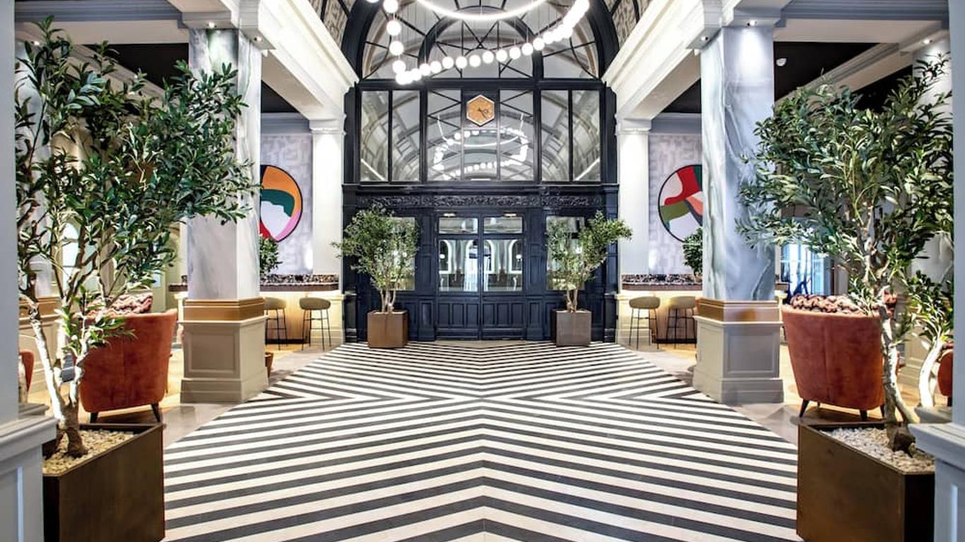 The Met Hotel