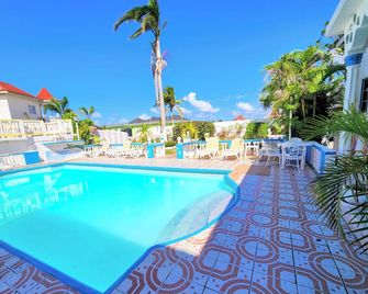 237 Bratton Ave - Bahía Montego - Piscina