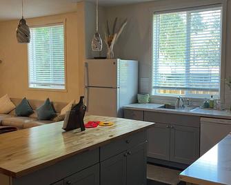 Brand New! Entire Guest House - Lynnwood - Kitchen