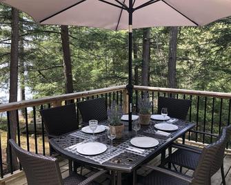 Welcome to Burdock Lakehouse - a Peaceful Waterfront Retreat - Haliburton - Balcón