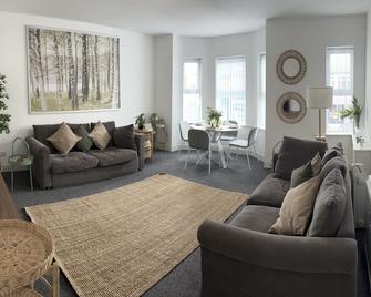 Cosmopolitan - large 2 bedroom apartment - Southampton - Living room