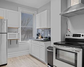 Cozy 1BR Retreat near Highland Park & Zoo - Pittsburgh - Kitchen
