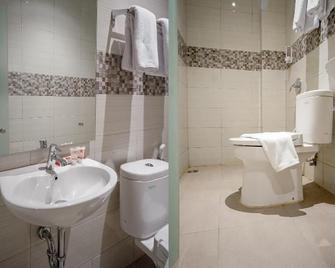 OYO 344 Kr Hotel - Palembang - Bathroom
