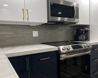Yellowknife Down Town Retreat - Yellowknife - Kitchen