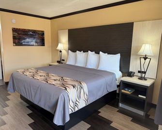 Regency 7 Motel - Fayetteville