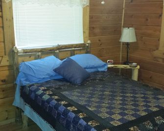 Log cabin 1 next to Three Bears and Jellystone. UTV rentals from May-October. - Warrens - Bedroom