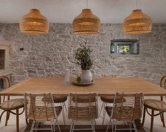 Stone house Casa Lumina - Božava - Comedor