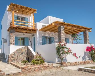 Faros Apartments - אדאמאס - בניין