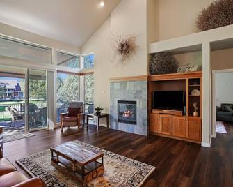 Enchantment at Eagle Crest townhouse - Redmond - Living room