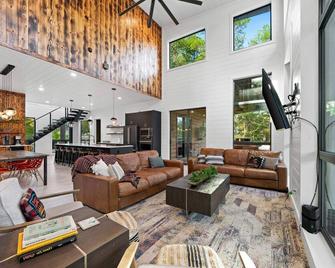 Enchanting Waterfront Cabin w Private Boardwalk - Broken Bow - Living room
