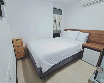 Ekonomy Hotel Myeongdong Premier - Seoul - Bedroom