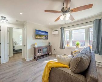 Free Night! Buy 2, Get 1 Free! 2 Blocks to Sand And Free Parking! - Seaside Heights - Living room