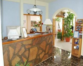 Hotel Fantilli - Puerto Madryn - Front desk
