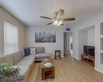 Gated Uptown Condo, 2bd/1ba, KING bed added - Albuquerque