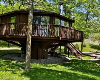 Lakefront Octagon Treehouse - Fisherman's Paradise - Bemidji