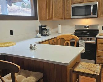 Cozy 3-bedroom cabin in Woodbury. With Brook and mountain to enjoy. - Woodbury - Kitchen