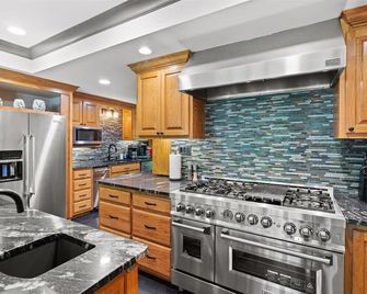 The Estate - Luxury with Pool Table & Game Room - South Pittsburg - Kitchen