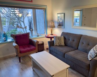 'Carpinteria Beach' One Bedroom Condo a Block from the Beach - Carpinteria - Wohnzimmer