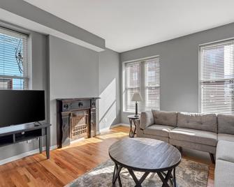 Amazing Recently Rehabbed STL Unit in Prime Soulard Location 713a - San Luis - Sala de estar