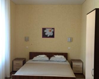 Hotel Home - Belokurikha - Schlafzimmer