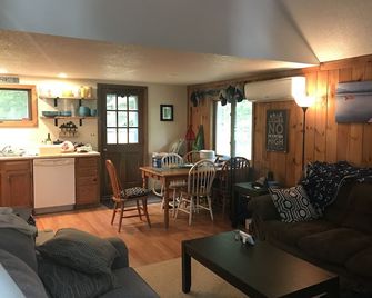 Ski chalet located in a quiet neighborhood - Bridgton - Living room