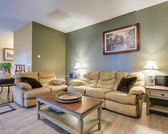 Pet-Friendly Holly Springs Residence with Deck! - Holly Springs - Living room