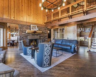 GM167 | Stunning,Luxury Log Home with enough room for the entire family. - Sisters - Obývací pokoj