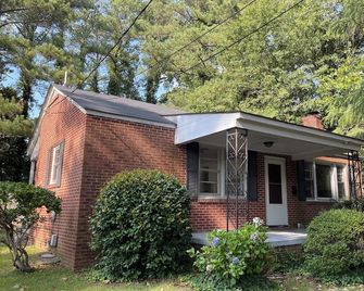 Palm Cottage - Centrally Located Brick Home on Quiet Street - Goldsboro - Edificio