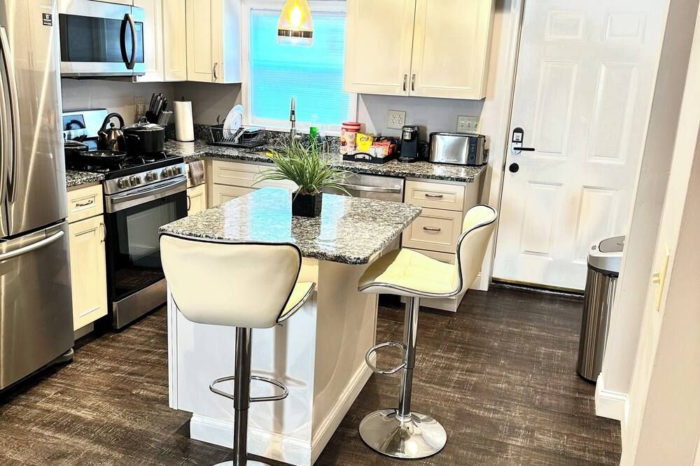 Cozy 2BR Retreat with Free Parking & Prime Location - Baltimore - Kitchen