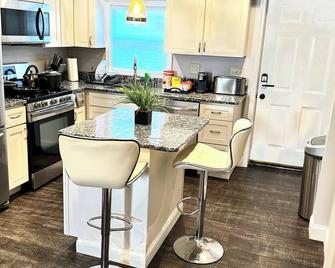 Cozy 2BR Retreat with Free Parking & Prime Location - Baltimore - Kitchen