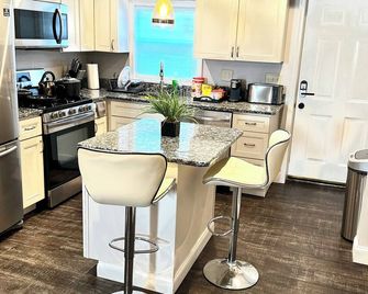 Cozy 2BR Retreat with Free Parking & Prime Location - Baltimore - Kitchen