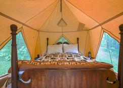 Vintage Safari Tent In The Woods! Private Toilet & We Spray For Mosquitoes! - Pine City - Schlafzimmer