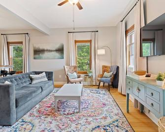 The Nininger Historic Apt - Walk to DT & River, King Bed, Pet Friendly - Hastings - Living room
