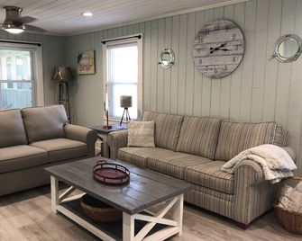 The Crab Shack! hot tub, 10 min to beach & base. newly renovated - Sneads Ferry - Living room