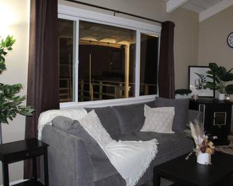 Modern Waterfront Home in Lucerne - Lucerne - Living room