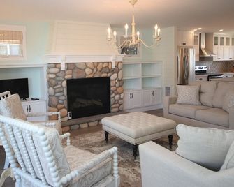 Location, location, location! Private - Waterview - Downtown Cottage - Saint Andrews - Living room