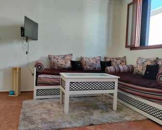 Bright and Airy Essaouira Apartment Just a Stroll from the Beach - Essaouira - Wohnzimmer