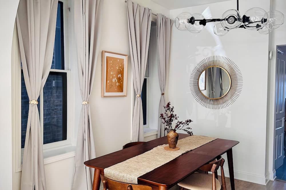 Chic 2-bedroom apartment w/free parking, quiet Bucktown, Walker/Biker paradise - שיקאגו - חדר אוכל