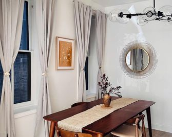 Chic 2-bedroom apartment w/free parking, quiet Bucktown, Walker/Biker paradise - Chicago - Sala pranzo