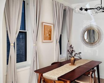 Chic 2-bedroom apartment w/free parking, quiet Bucktown, Walker/Biker paradise - Chicago - Comedor