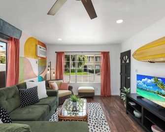 2 Homes in One! 2 Kitchens Huge Outdoor Retreat - Norwalk - Living room