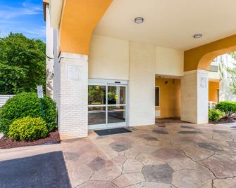 Quality Inn Huntersville near Lake Norman - Huntersville - Rakennus