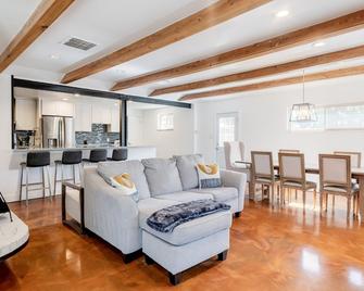 Luxury Mid-Mod Retreat ~ 5 Location ~ Royal Beds - Wheat Ridge - Sala de estar