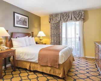 Studio Suite w/ Free WiFi, Seasonal Resort Pool & 2 Miles to Historic District - Williamsburg - Bedroom