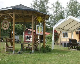 quiet area, garden, pensioner, small children - Gamleby - Patio